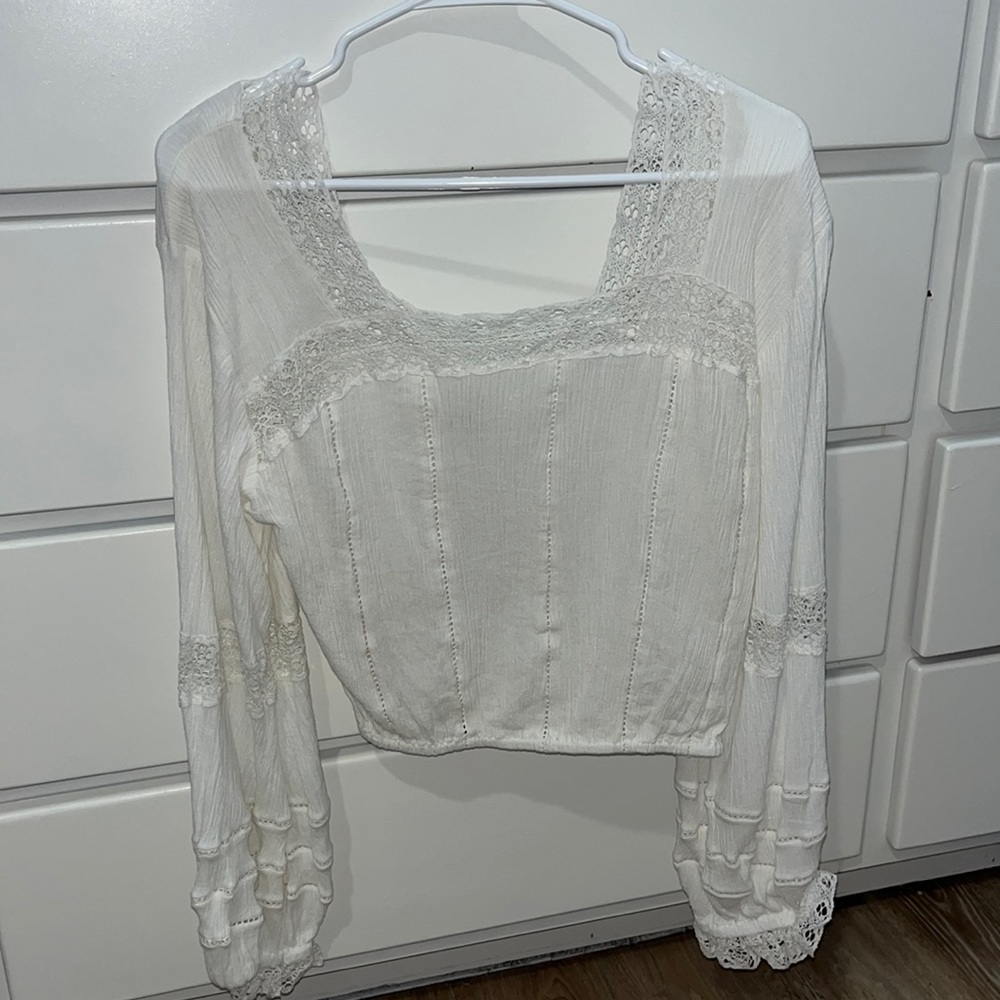 🆕NWT Lacey Bell Sleeve White Blouse